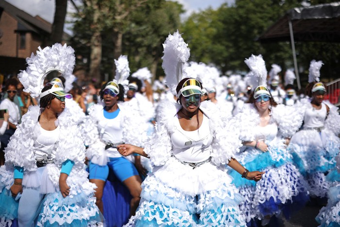 Seru Banget! Warga London Rayakan Karnaval Karibia LONDON, ENGLAND - AUGUST 28: Revellers process down the route during the Notting Hill carnival on August 28, 2022 in London, England. The Caribbean carnival returns to the streets of Notting Hill after a two-year hiatus due to the Covid pandemic. (Photo by Dan Kitwood/Getty Images)
