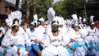 Masyarakat kota London, Inggris, bersuka ria menyusuri rute selama karnaval Notting Hill pada 28 Agustus 2022. Foto: Getty Images/Dan Kitwood