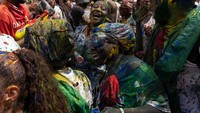 Peserta karnaval juga sibuk mengecat tubuh mereka dengan cat.  Foto: Getty Images/Dan Kitwood