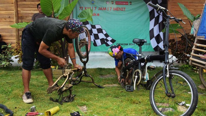 Servis Sepeda Gratis untuk Warga Cikeusik Anggota komunitas sepeda Chemonk memperbaiki sepeda warga Kampung Agrinex dalam acara bengkel sepeda gratis di Cikeusik, Pandeglang, Banten, Minggu (28/8). Acara tersebut dalam rangakaian acara Chemonk Bike Camp yang diseleggarakan pada tanggal 27-28 Agustus 2022 untuk memperingati Hari Kemerdekaan Republik Indonesia ke-77.