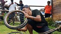 Warga Cikeusik berbondong-bondong untuk memperbaiki sepedanya di bengkel dadakan tersebut.
