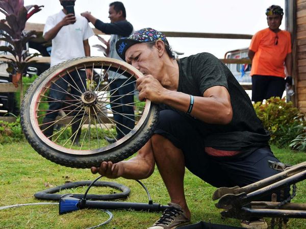 Komunitas Chemonk Perbaiki Sepeda Warga Cikeusik Secara Gratis