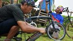 Komunitas Chemonk Perbaiki Sepeda Warga Cikeusik Secara Gratis