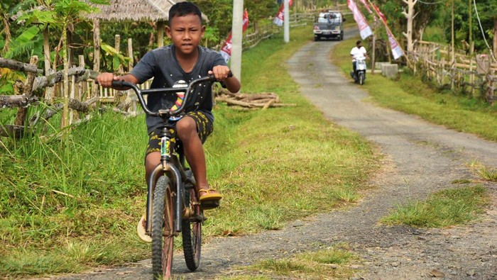 Servis Sepeda Gratis untuk Warga Cikeusik Anggota komunitas sepeda Chemonk memperbaiki sepeda warga Kampung Agrinex dalam acara bengkel sepeda gratis di Cikeusik, Pandeglang, Banten, Minggu (28/8). Acara tersebut dalam rangakaian acara Chemonk Bike Camp yang diseleggarakan pada tanggal 27-28 Agustus 2022 untuk memperingati Hari Kemerdekaan Republik Indonesia ke-77.