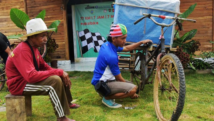 Anggota komunitas sepeda Chemonk memperbaiki sepeda warga Kampung Agrinex dalam acara bengkel sepeda gratis di Cikeusik, Pandeglang, Banten, Minggu (28/8).  Acara tersebut dalam rangakaian acara Chemonk Bike Camp yang diseleggarakan pada tanggal 27-28 Agustus 2022 untuk memperingati Hari Kemerdekaan Republik Indonesia ke-77.