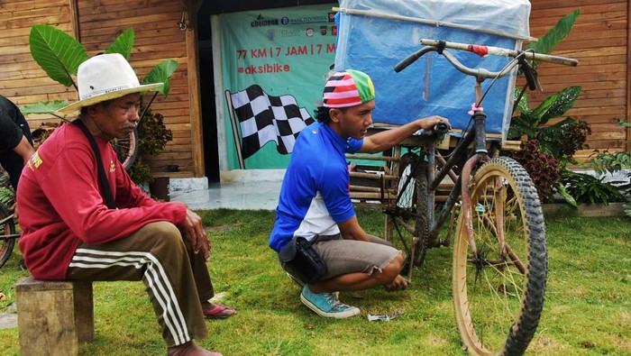 Servis Sepeda Gratis untuk Warga Cikeusik Anggota komunitas sepeda Chemonk memperbaiki sepeda warga Kampung Agrinex dalam acara bengkel sepeda gratis di Cikeusik, Pandeglang, Banten, Minggu (28/8). Acara tersebut dalam rangakaian acara Chemonk Bike Camp yang diseleggarakan pada tanggal 27-28 Agustus 2022 untuk memperingati Hari Kemerdekaan Republik Indonesia ke-77.