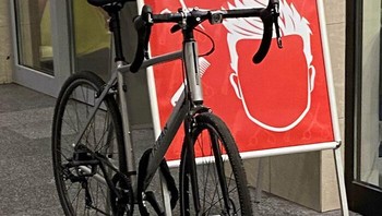 Sepedanya aman dikunci. Foto: Boredpanda