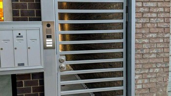 Ketiga pagar menjadi tangga. Foto: Boredpanda