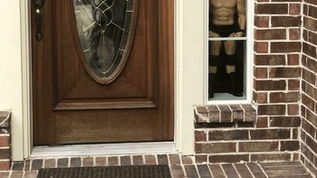 Kira-kira sang penjaga bikin ngeri pencuri ga ya?  Foto: Boredpanda