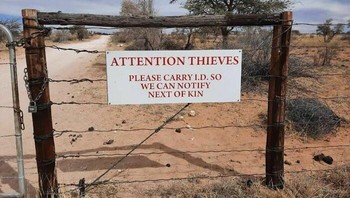 Bawa KTP. Foto: Boredpanda