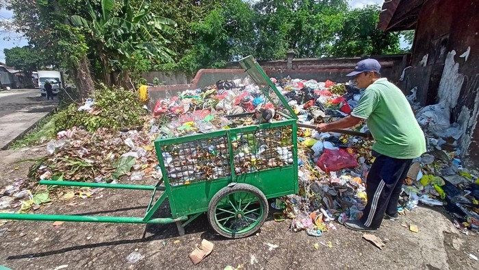 Situasi TPS di Desa Delod Peken tepat di belakang Stadion Debes, Tabanan, yang dipenuhi sampah, Senin (29/8/2022).