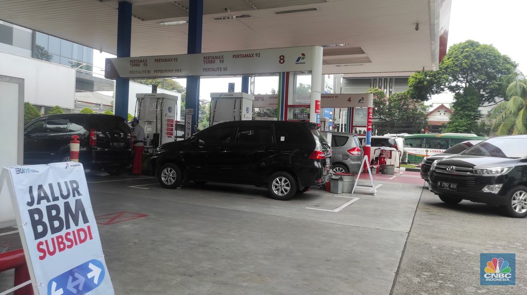 Suasana antrean pengisian BBM di SPBU Pertamina di kawasan Hang Lekir, Jakarta Pusat, Senin (29/8/2022). (CNBC Indonesia/Andrean Kristianto)