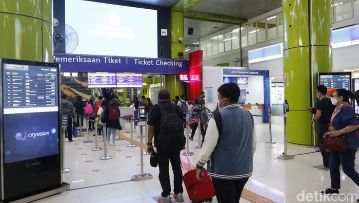 Suasana di stasiun kereta api.