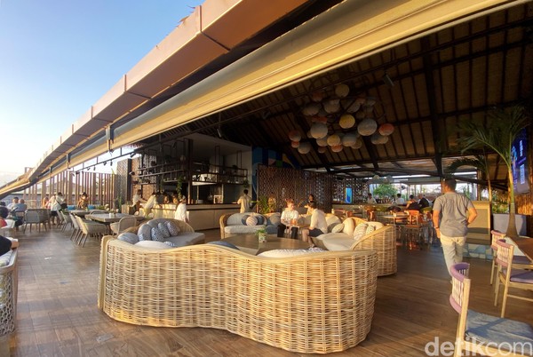 Kuta Social Club berada persis di lantai paling atas Hotel Mamaka by Ovolo, di depan Pantai Kuta. (Bonauli) Kuta Social Club berada persis di lantai paling atas Hotel Mamaka by Ovolo, di depan Pantai Kuta. (Bonauli)
