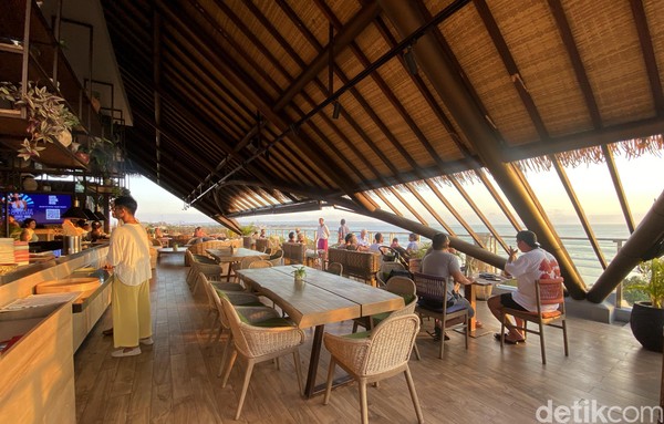 Sembari menunggu senja, kamu bisa pesan berbagai makanan mulai dari seafood, steak sampai wine. (Bonauli) Sembari menunggu senja, kamu bisa pesan berbagai makanan mulai dari seafood, steak sampai wine. (Bonauli)