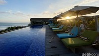 Infinity pool di hotel ini juga jadi spot foto favorit saat senja. (Bonauli/detikcom)