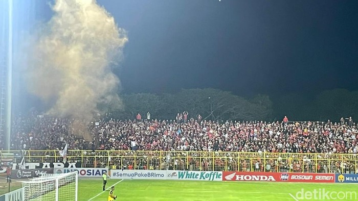Suporter nyalakan flare saat pertandingan PSM vs Persib