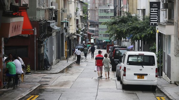 Selanjutnya ada Tai Ping Shan Street, Hong Kong. Nama jalan ini berarti Gunung Damai dalam bahasa Kanton. Beberapa bar paling keren di kota berjajar di jalan .Foto: Sam Tsang/South China Morning Post/Getty Images Selanjutnya ada Tai Ping Shan Street, Hong Kong. Nama jalan ini berarti Gunung Damai dalam bahasa Kanton. Beberapa bar paling keren di kota berjajar di jalan .Foto: Sam Tsang/South China Morning Post/Getty Images