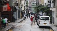 Selanjutnya ada Tai Ping Shan Street, Hong Kong. Nama jalan ini berarti Gunung Damai dalam bahasa Kanton. Beberapa bar paling keren di kota berjajar di jalan .Foto: Sam Tsang/South China Morning Post/Getty Images