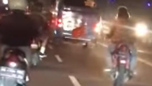 Tangkapan layar video begal bokong pemotor wanita yang viral di media sosial. Peristiwa itu terjadi di Jalan Buluh Indah, Denpasar, Bali.