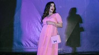 Meski begitu, pemilik merek makeup Mother of Pearl, terlihat sangat cantik dengan baby bump yang semakin membesar. Sontak warganet pun terpukau dengan parasnya. (Foto: Instagram tasyafarasya)
