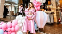 Walaupun sedang hamil, ia tetap tampil all out dengan heels dan gaun merah muda di perayaan ulang tahun anak pertamanya yang ke-2. Terlihat sangat elegan dan mewah, bukan? (Foto: Instagram tasyafarasya)