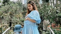 Vlogger kecantikan papan atas, Tasya Farasya, memberikan kabar baik terkait kehamilan keduanya. Kabar ini ia unggah melalui Instagram pribadinya @tasyafarasya pada 17 Juli 2022 dengan caption #21weekspregnant. (Foto: Instagram tasyafarasya)