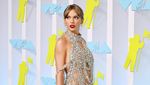 Gaun Menerawang Serba Perak Taylor Swift