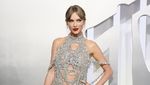 Gaun Menerawang Serba Perak Taylor Swift