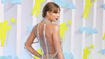Gaun Menerawang Serba Perak Taylor Swift