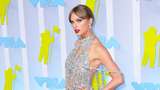 Taylor Swift Beri Kejutan di VMA 2022, Tubuh Cuma Dibungkus Untaian Kristal