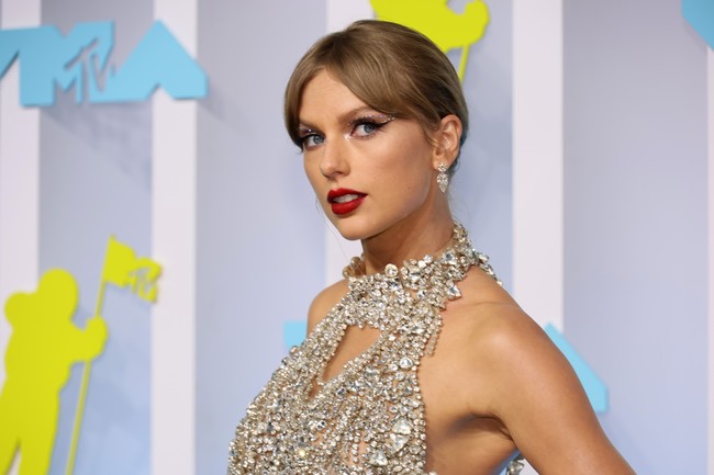 Taylor Swift pernah menjalin asmara singkat dengan Joe Jonas. Artis pencetak puluhan lagu hits ini diputuskan hanya lewat telepon. “Dia memutuskan hubungan lewat telepon hanya dalam 27 detik ketika aku berusia 18 tahun,” tutur Taylor, yang mengaku kini hubungannya dengan Joe baik-baik saja sebatas teman. Foto: Getty Images/Dia Dipasupil