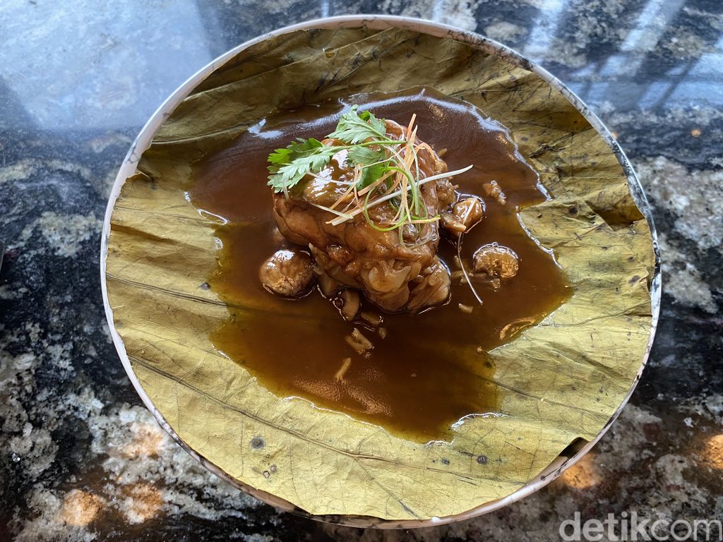 The Chinese National; tawarkan makan malam mewah dengan menu masakan Kanton. Seperti dimsum hingga mie Hong Kong.