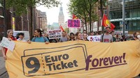 Warga Jerman mengibarkan spanduk untuk menuntut perpanjangan tiket 9 euro. Sayangnya, tiket 9 euro ini hanya berlaku hingga akhir Agustus. Pemerintah Jerman belum memutuskan, apakah tiket 9 euro nantinya akan diperpanjang setelah bulan Agustus. (Marcus Brandt/Getty Images)  
