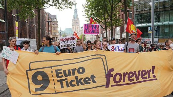 Tiket Kereta Keliling Jerman Cuma Rp 140 Ribu, Stasiun Diserbu Warga dpatop - 26 August 2022, Hamburg: Participants of a demonstration of the alliance