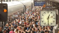 Menurut salah seorang WNI yang menetap di Jerman, Firza Syafira, kebijakan pemerintah ini membuat orang-orang di Jerman bisa bepergian dengan transportasi umum hanya dengan 9 euro atau sekitar Rp 140 ribu. Kendati demikian, suasana di stasiun memang semakin penuh sesak. (Bodo Marks/Getty Images)