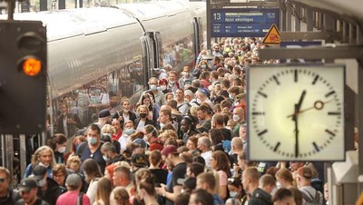 Stasiun Kereta Penuh Sesak Imbas Tiket Murah Keliling Jerman