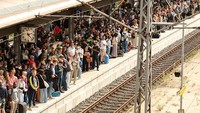 Kepadatan calon penumpang sepanjang peron bertepatan dengan liburan musim panas. Peluncuran tiket ini memang dimaksudkan juga untuk menarik lebih banyak warga agar meninggalkan mobil pribadi dan menggunakan transportasi umum, terutama kereta api. (Bodo Marks/Getty Images)  