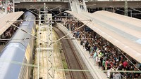 Calon penumpang memadati setiap peron kereta. Tiket super murah 9 euro ternyata disambut dengan antusias oleh warga, terutama saat Jerman memasuki masa musim liburan sekolah. (Bodo Marks/Getty Images)  