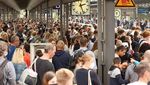 Stasiun Kereta Penuh Sesak Imbas Tiket Murah Keliling Jerman