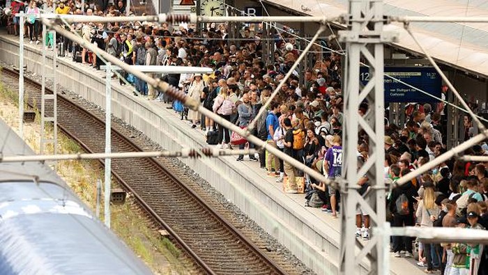 Tiket Kereta Keliling Jerman Cuma Rp 140 Ribu, Stasiun Diserbu Warga 26 August 2022, Hamburg: Travelers wait for their train at the main station in Hamburg. On the last 9-euro ticket weekend in public transport, many travelers are on the move by train. Photo: Bodo Marks/dpa (Photo by Bodo Marks/picture alliance via Getty Images)