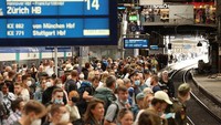 Begini kepadatan calon penumpang di stasiun kereta. Tiket supermurah 9 euro memang menarik banyak orang yang tadinya jarang bepergian karena biaya mahal, untuk sekarang mencobanya dengan memakai transportasi umum. (Bodo Marks/Getty Images)  
