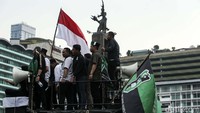 Mahasiswa melintas di Bundaran HI, Jakarta. Demonstrasi itu digelar untuk menyampaikan aspirasi terkait penolakan kenaikan harga Bahan Bakar Minyak (BBM) yang direncanakan akan segera diumumkan pemerintah.
