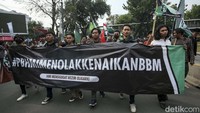 Aksi ini merupakan aksi serentak yang dilakukan HMI se Indonesia, di Jakarta para mahasiswa ini menuju gedung Istana Negara namun terhalang barikade polisi.