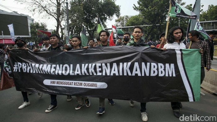 Sejumlah massa dari Himpunan Mahasiswa Islam (HMI) bergerak menuju Gedung DPR, Jakarta. Mereka menolak rencana kenaikan harga BBM.
