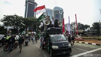 Usai melakukan orasi di Jalan Medan Merdeka Barat mereka bergeser menuju Gedung DPR RI.