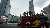 Pantauan detikcom massa HMI yang menggunakan bus dan sepeda motor ini berangkat ke Gedung DPR pukul 15.30 WIB.