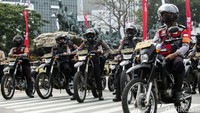 Petugas kepolisian menggunakan motor nampak mengawal aksi HMI.