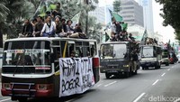 Sejumlah massa dari Himpunan Mahasiswa Islam (HMI) bergerak menuju Gedung DPR, Jakarta, Senin (29/8/2022).