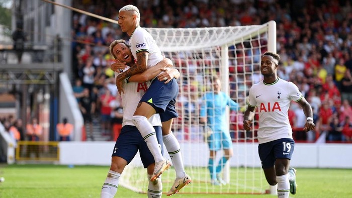 NOTTINGHAM, ENGLAND - AUGUST 28: Harry Kane of Tottenham Hotspur celebrates with Richarlison after scoring their teams second goal  during the Premier League match between Nottingham Forest and Tottenham Hotspur at City Ground on August 28, 2022 in Nottingham, England. (Photo by Michael Regan/Getty Images)